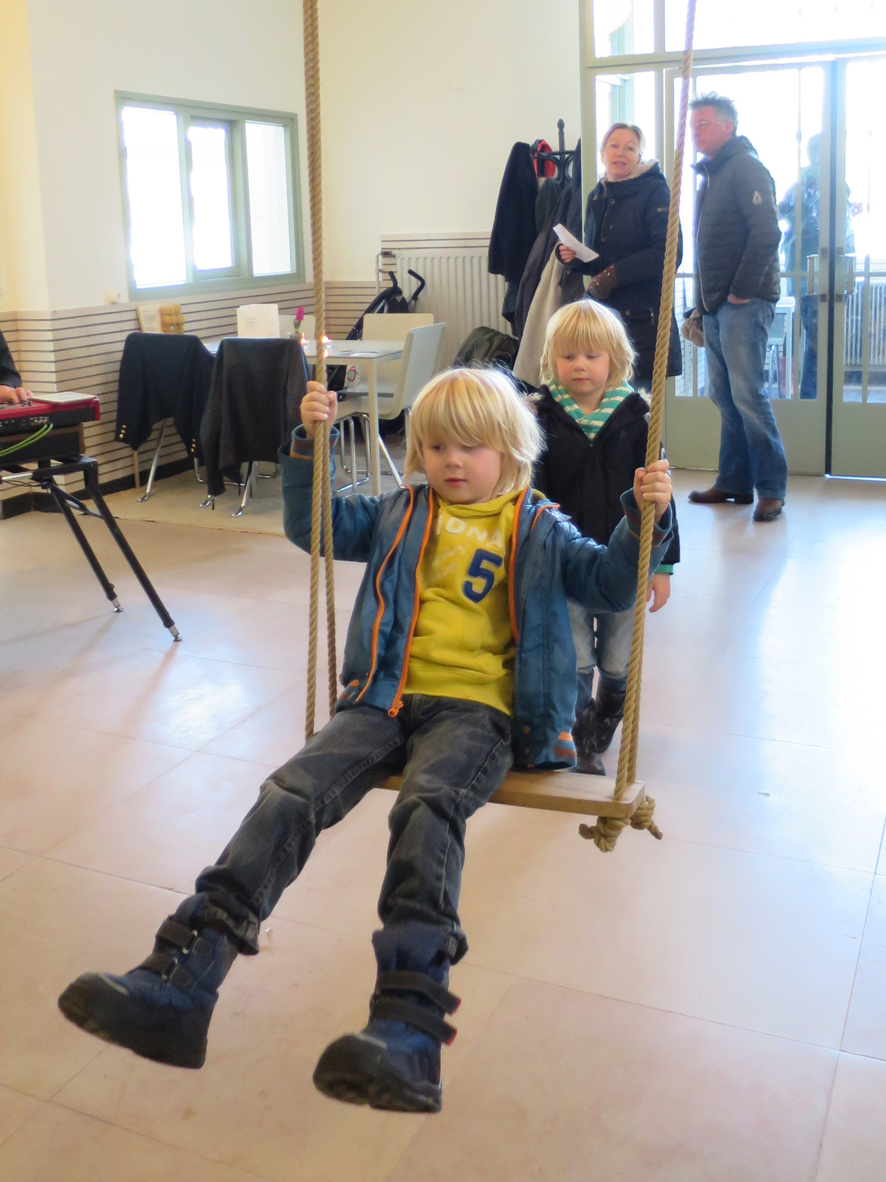 Kleine campus café schommel
